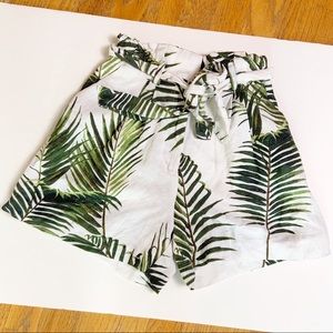 H&M NWT Banana Leaf White Green Paper Bag Shorts 0